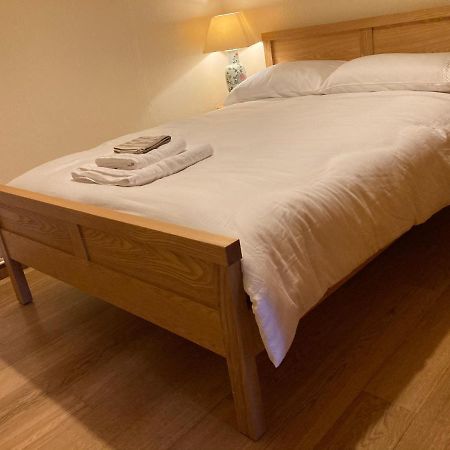 솔즈베리 Double Bed Self Contained Annexe 14B Is To The Right Of The Main House 아파트 외부 사진
