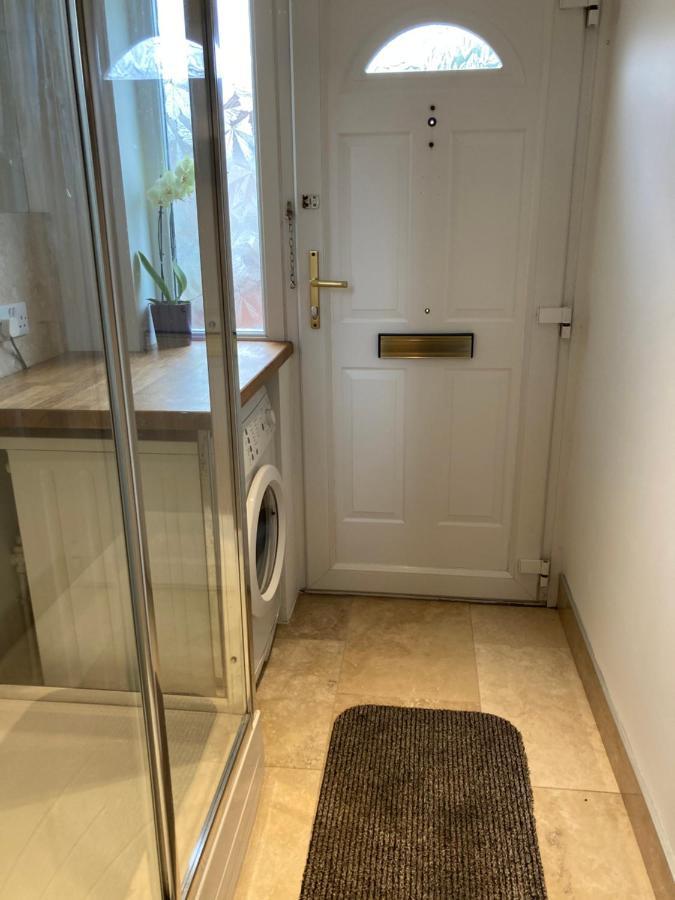솔즈베리 Double Bed Self Contained Annexe 14B Is To The Right Of The Main House 아파트 외부 사진