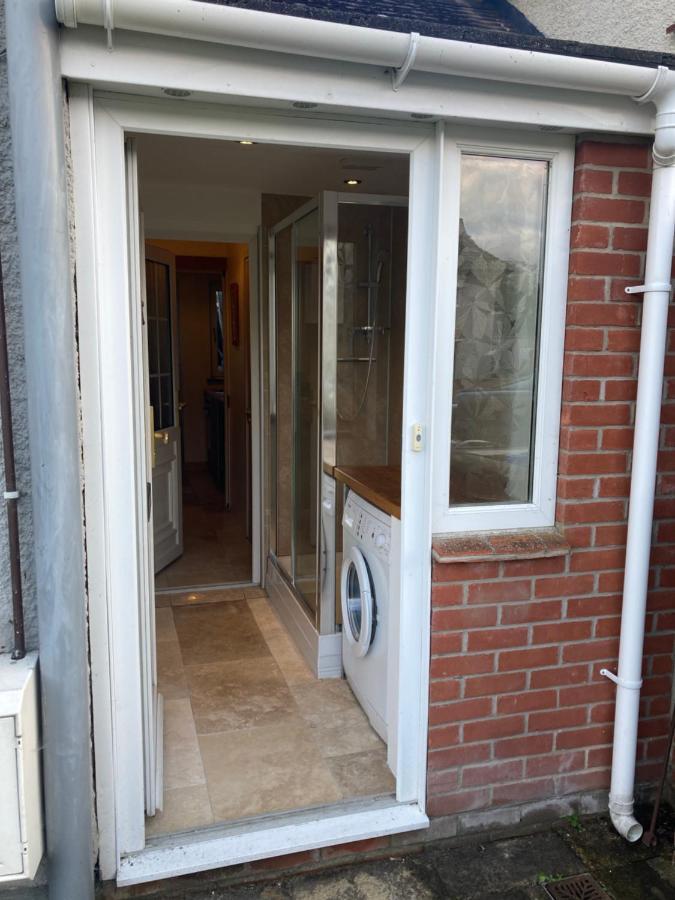 솔즈베리 Double Bed Self Contained Annexe 14B Is To The Right Of The Main House 아파트 외부 사진
