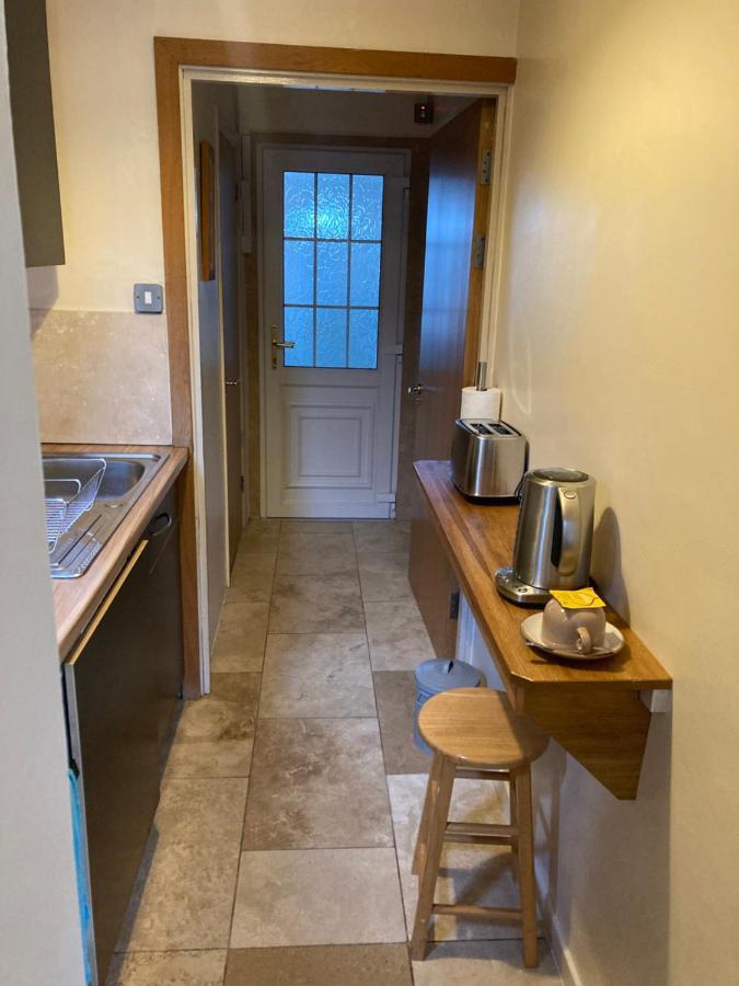 솔즈베리 Double Bed Self Contained Annexe 14B Is To The Right Of The Main House 아파트 외부 사진