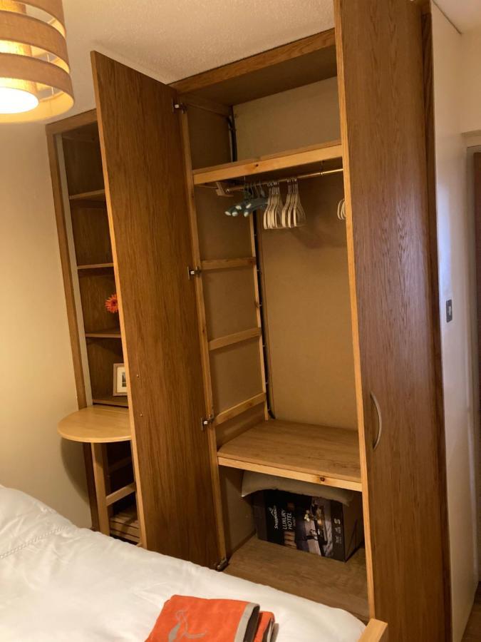 솔즈베리 Double Bed Self Contained Annexe 14B Is To The Right Of The Main House 아파트 외부 사진
