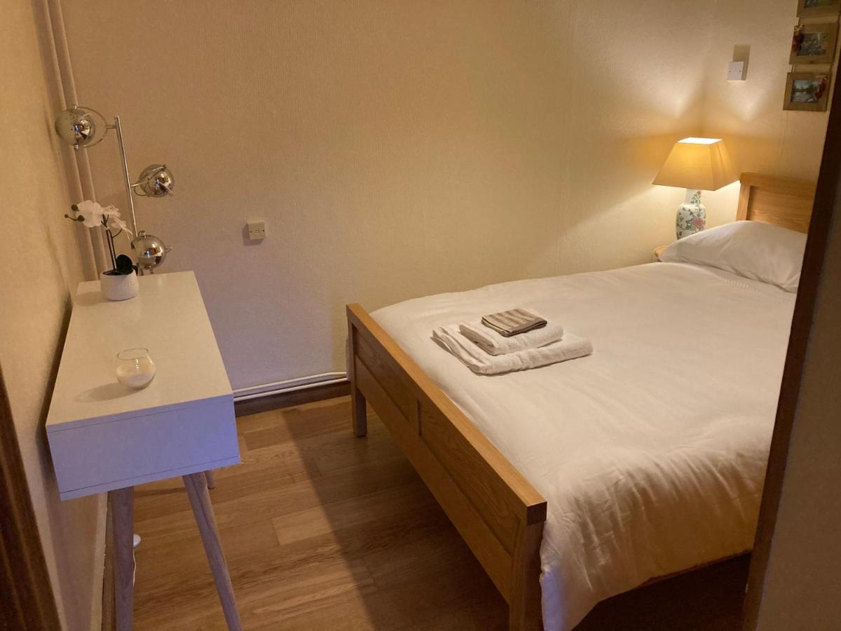 솔즈베리 Double Bed Self Contained Annexe 14B Is To The Right Of The Main House 아파트 외부 사진