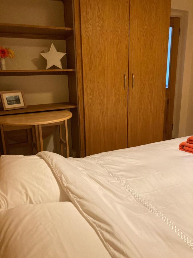 솔즈베리 Double Bed Self Contained Annexe 14B Is To The Right Of The Main House 아파트 외부 사진