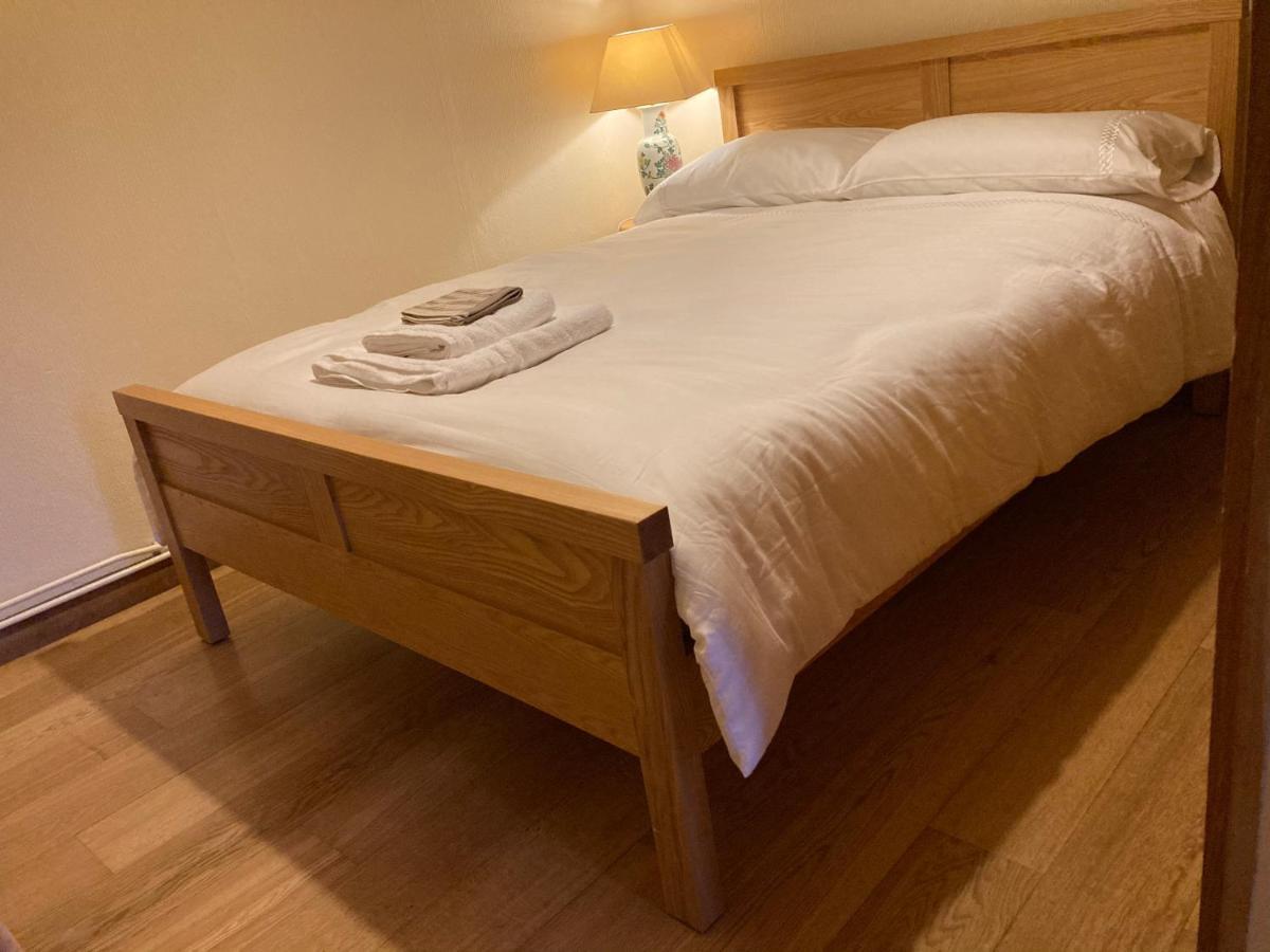 솔즈베리 Double Bed Self Contained Annexe 14B Is To The Right Of The Main House 아파트 외부 사진