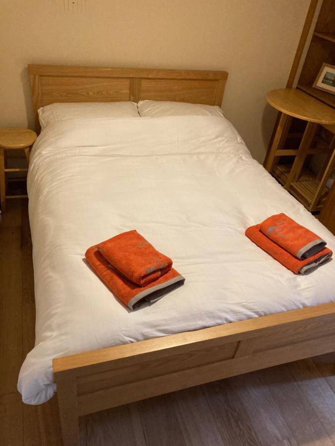 솔즈베리 Double Bed Self Contained Annexe 14B Is To The Right Of The Main House 아파트 외부 사진